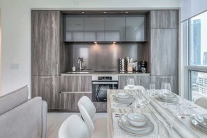 Fridge, microwave, oven, stovetop - Stylish 2BR in Entertainment District + Fast WiFi (Toronto)
