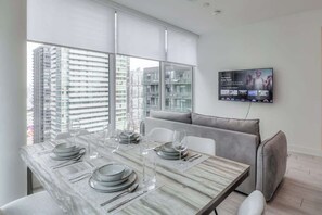 Dining - Stylish 2BR in Entertainment District + Fast WiFi (Toronto)