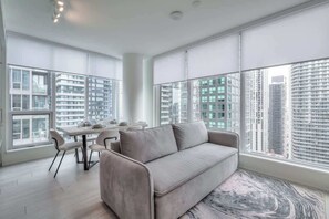 TV - Stylish 2BR in Entertainment District + Fast WiFi (Toronto)