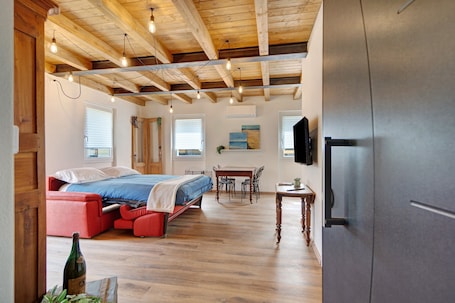 WiFi, bed sheets. Studio Apartment with Garden