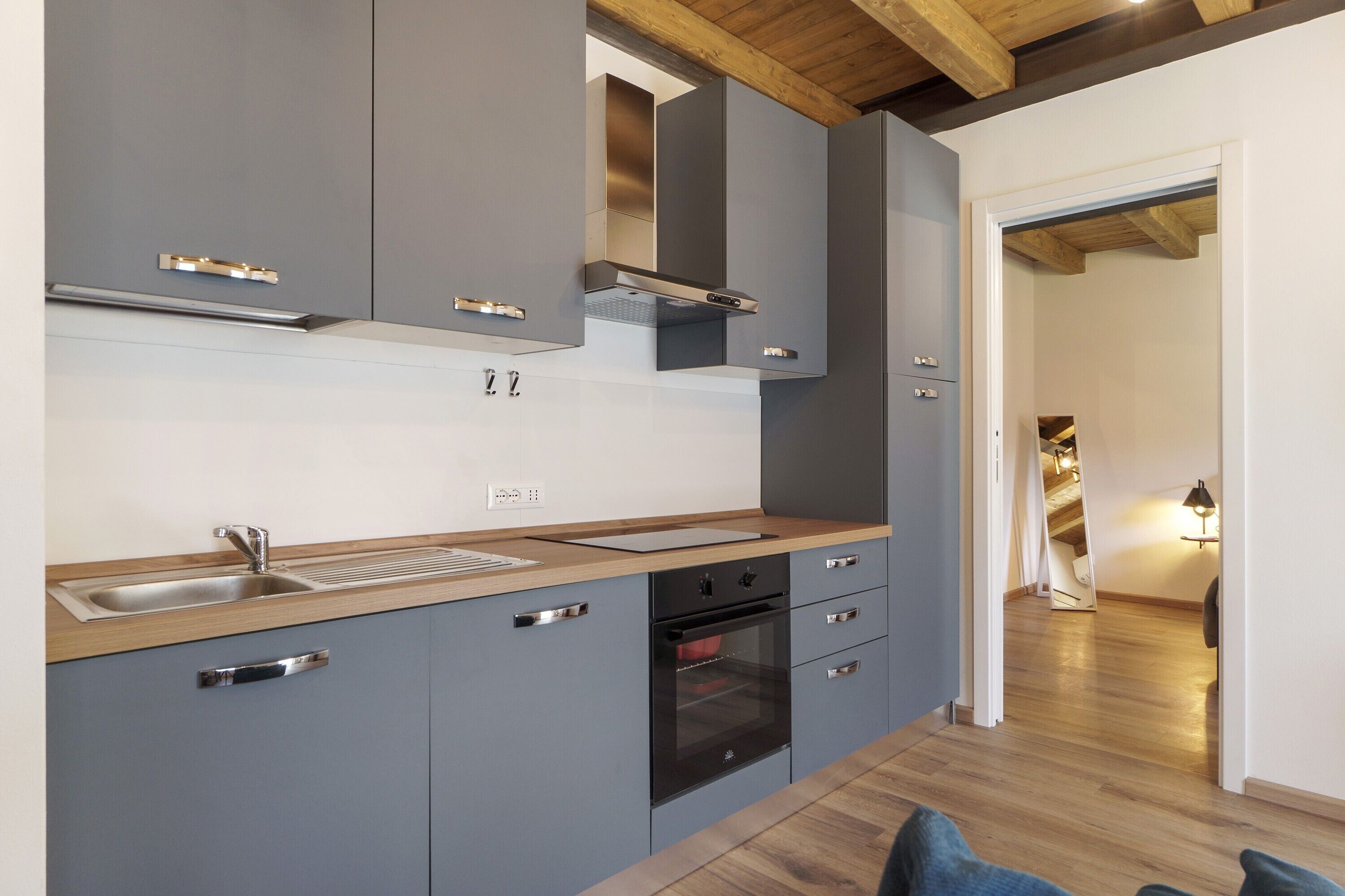 Fridge, oven, stovetop, coffee/tea maker