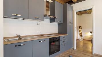 Fridge, oven, stovetop, coffee/tea maker