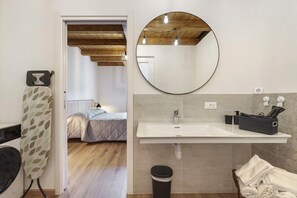 Bathroom - Apartment with Bedroom and Garden (Rossiglione)