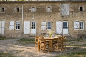 Outdoor dining - Charming holiday home for up to 8 people in Vairé (Vairé)