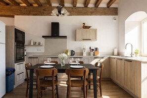 Fridge, microwave, oven, dishwasher - Charming holiday home for up to 8 people in Vairé (Vairé)