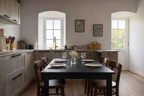Dining - Charming holiday home for up to 8 people in Vairé (Vairé)