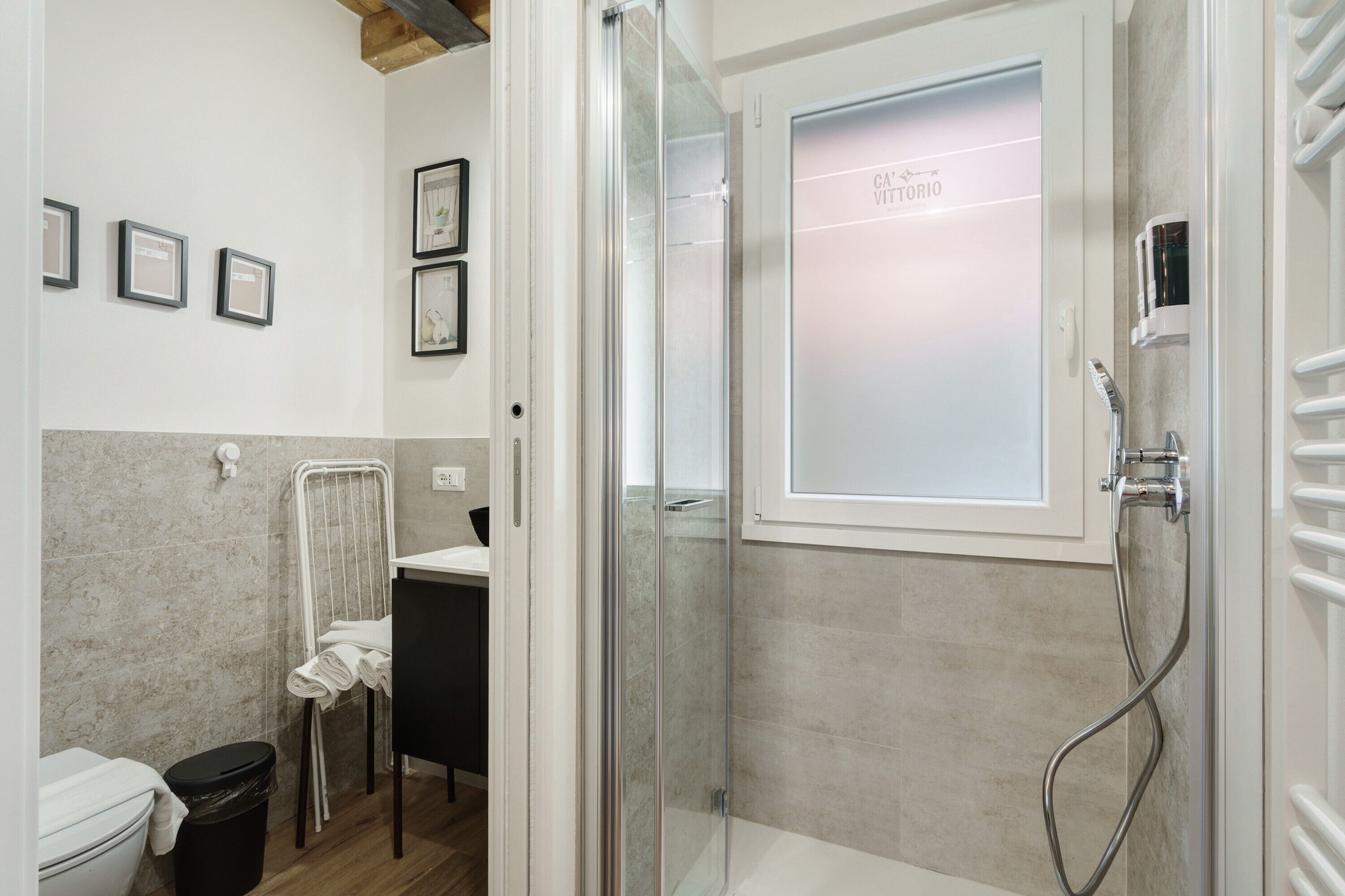 Een douche, een haardroger, handdoeken