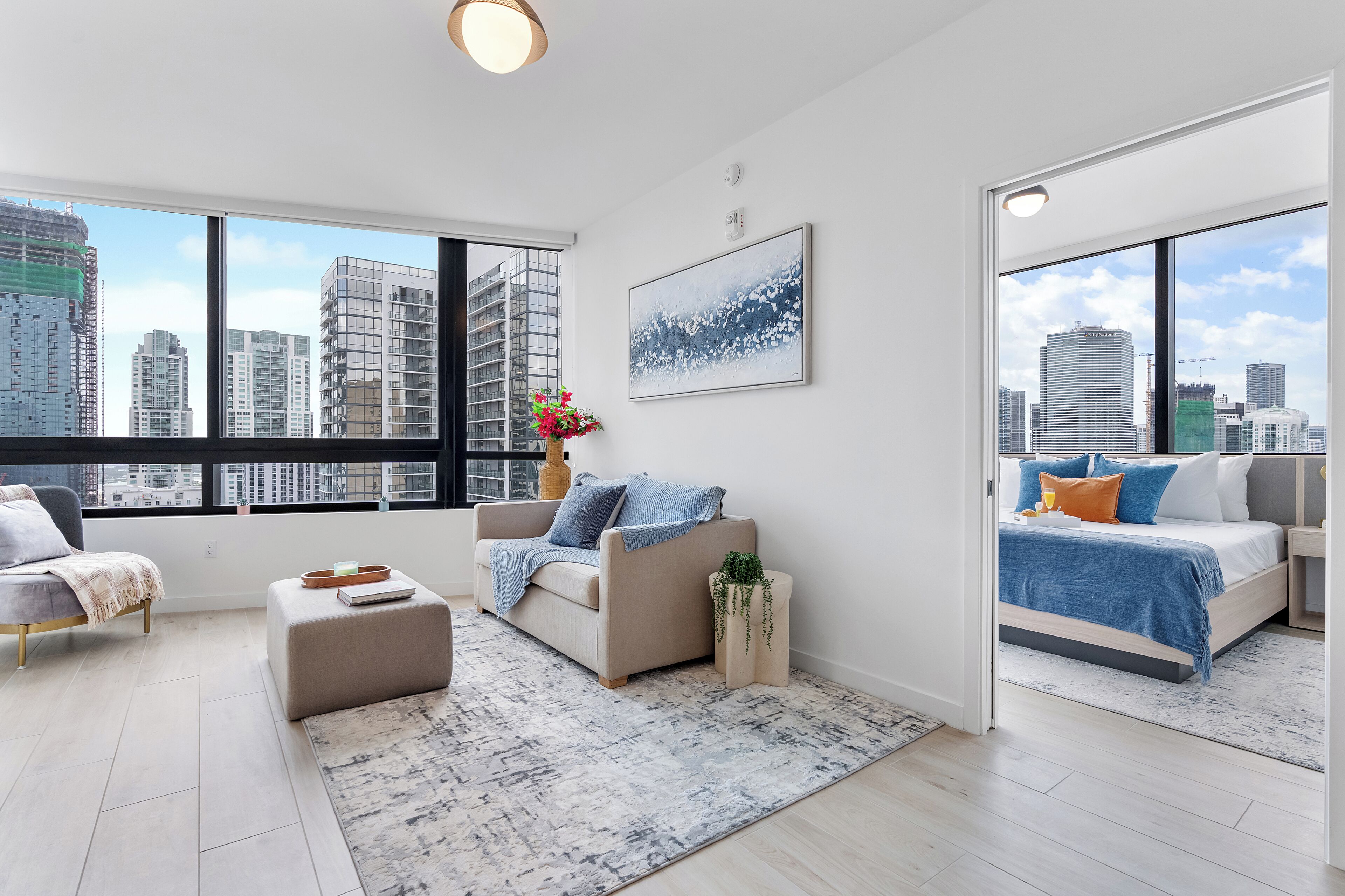 Classic-Apartment, Küche, Stadtblick | Wohnbereich | 42-Zoll-Smart-TV mit Kabelempfang