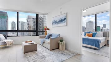 Classic-Apartment, Küche, Stadtblick | Wohnbereich | 42-Zoll-Smart-TV mit Kabelempfang