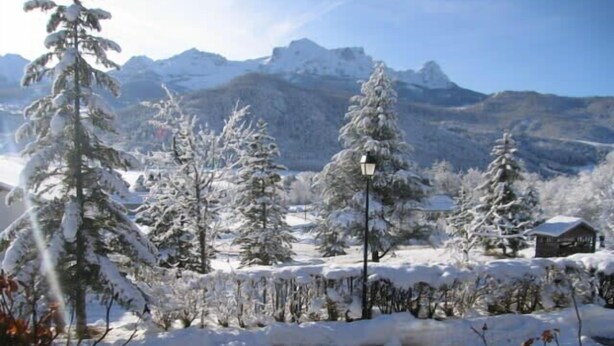 A snowy mountain landscape with trees and a cabin. - Apartment near the ski resort in Barcelonnette (Barcelonnette)