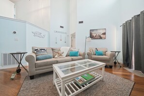 Smart TV, books - Waterfront townhome with private & Public beach access + paddle to Destin Harbor (Destin)