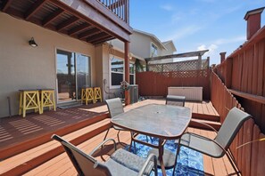 Outdoor dining - Waterfront townhome with private & Public beach access + paddle to Destin Harbor (Destin)