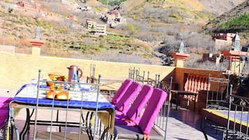 Basic-Doppelzimmer, Bergblick | Speisen im Freien