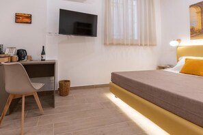 Minibar, in-room safe, desk, laptop workspace - Light View (Taormina)