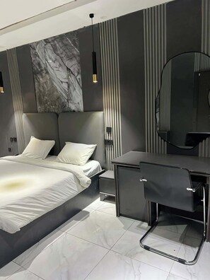 Chambre Confort, balcon, vue sur la ville | Bureau, espace de travail pour ordinateurs portables