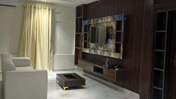 Habitación Confort, balcón, vista a la ciudad | Área de sala de estar