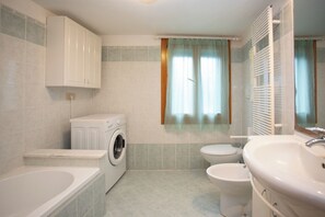 Shower, bidet, towels - Dimora Papi -apeliving- Pellestrina (VE) (Venezia)