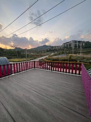 Standaard eenpersoonskamer, balkon, uitzicht op heuvels | Terras