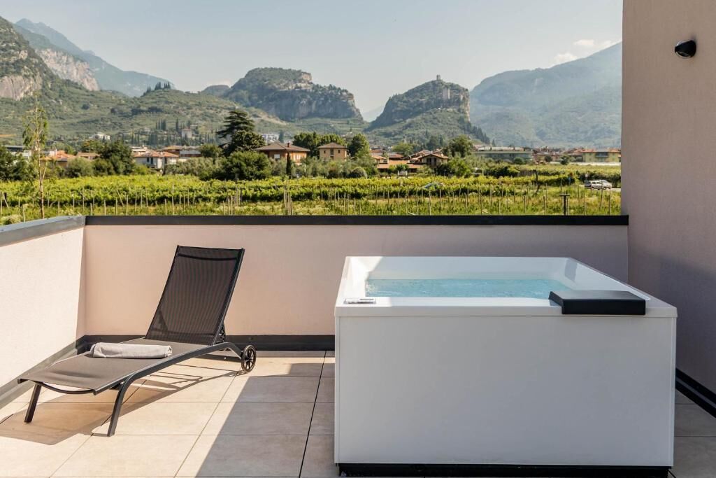 Chambre Double, vue montagne | Bain à remous extérieur