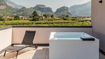 Chambre Double, vue montagne | Bain à remous extérieur