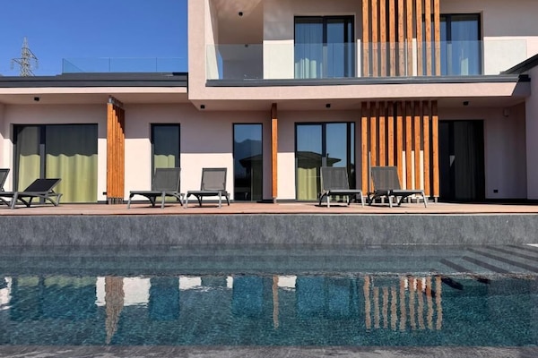 Habitación Deluxe, 1 cama matrimonial, balcón, vista a la montaña | Alberca | Alberca al aire libre por temporada