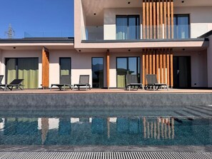 Deluxe Oda, 1 Çift Kişilik Yatak, Balkon, Dağ Manzaralı | Havuz | Sezonluk açık havuz 