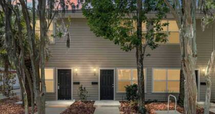 Gorgeous Townhome UF Campus Adjacent Full Kitchen