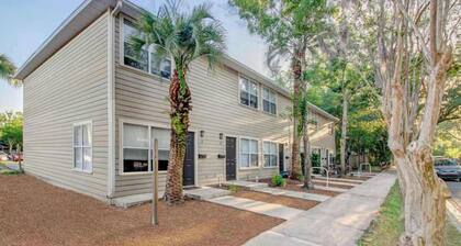Gorgeous - UF Campus Adjacent. Full Kitchen