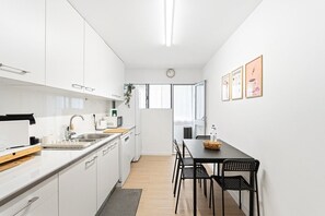 Refrigerador, microondas, horno y lavavajillas 