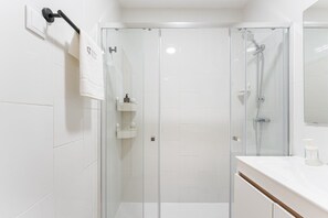 Dusche, Haartrockner, Handtücher