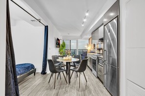 Classic Suite, Non Smoking | In-room dining