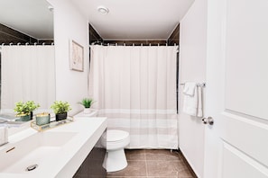 Classic Suite, 1 Bedroom, Non Smoking | Bathroom