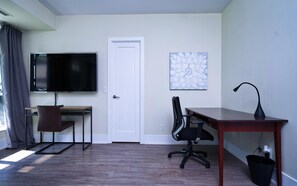 Suite Deluxe, 2 habitaciones, no fumadores | Zona de estar | Una televisión de pantalla plana