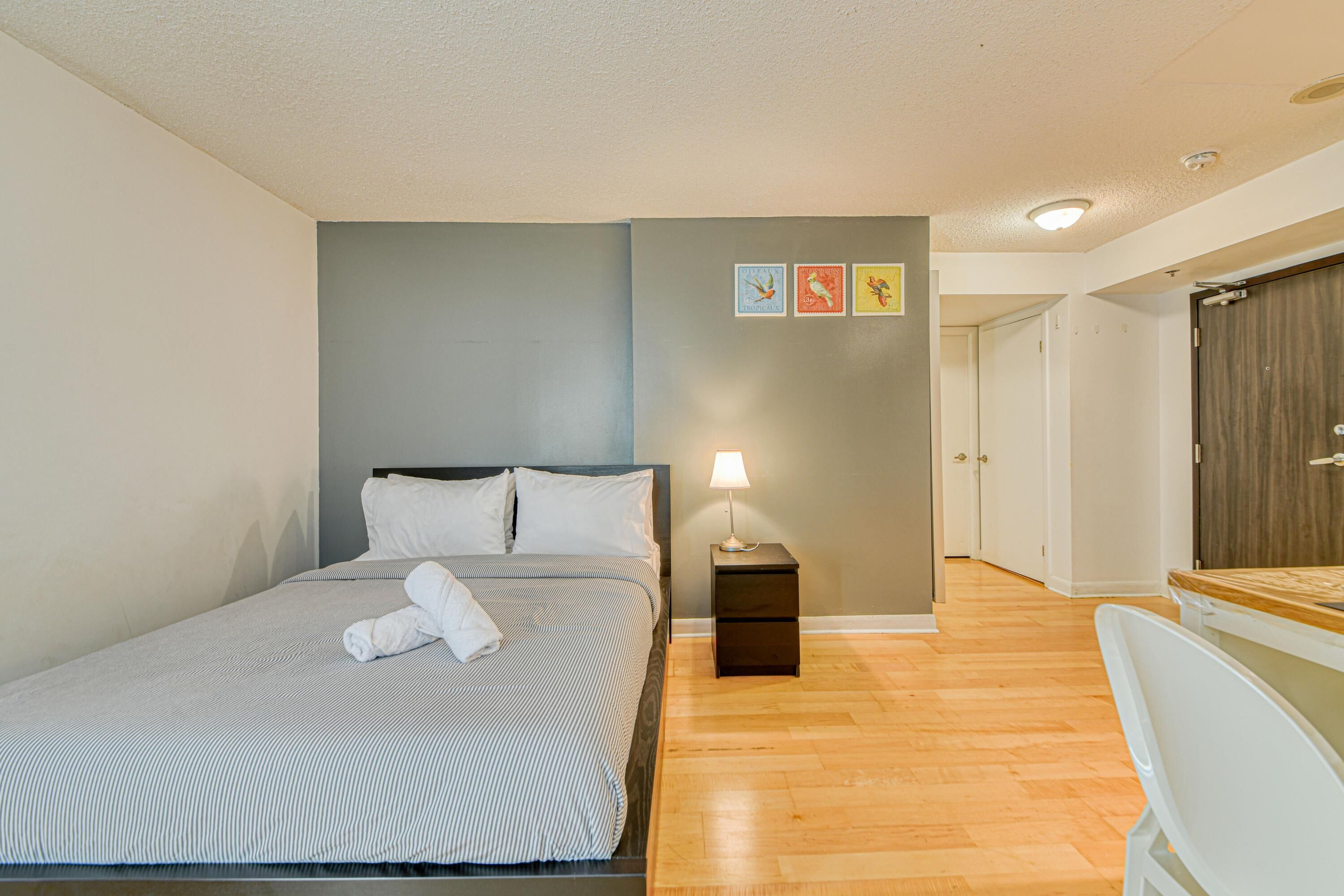 City Studio Suite, 1 Queen Bed | Living area