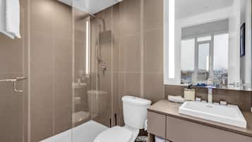 Suite Royal, 2 habitaciones, para no fumadores | Baño | Amenidades de baño gratuitas, secadora de cabello, toallas, jabón