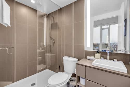 Suite Royal, 2 habitaciones, no fumadores | Baño | Artículos de higiene personal gratuitos, secador de pelo y toallas