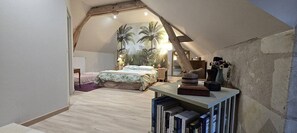 Room - Guest Room “Terracotta” with Shared Terrace, Shared Garden, and Wi-Fi (Tavant)