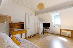 Interior - Guest Room “Terracotta” with Shared Terrace, Shared Garden, and Wi-Fi (Tavant)