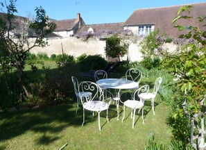 Outdoor dining - Guest Room “Terracotta” with Shared Terrace, Shared Garden, and Wi-Fi (Tavant)