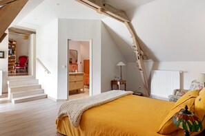 WiFi, bed sheets - Guest Room “Terracotta” with Shared Terrace, Shared Garden, and Wi-Fi (Tavant)