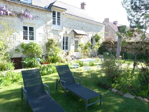 Outdoor dining - Guest Room “Terracotta” with Shared Terrace, Shared Garden, and Wi-Fi (Tavant)
