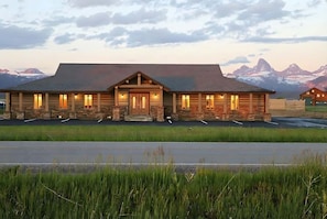 Exterior - Teton Crest Lodge Sleeps 24, Reunions, Hot tub (Tetonia)