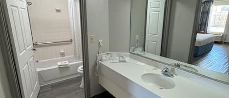 Single Room, 1 King Bed, Non Smoking, Pets Allowed | Bathroom | Bathtub, towels, soap, shampoo