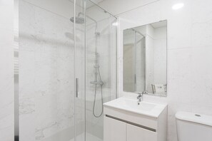 Shower, hair dryer, towels - GuestReady - Cosy family retreat in Gaia (Vila Nova de Gaia)
