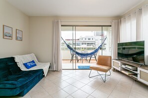 Living area - 1-minute walk to the beach with views and tranquility (Florianópolis)
