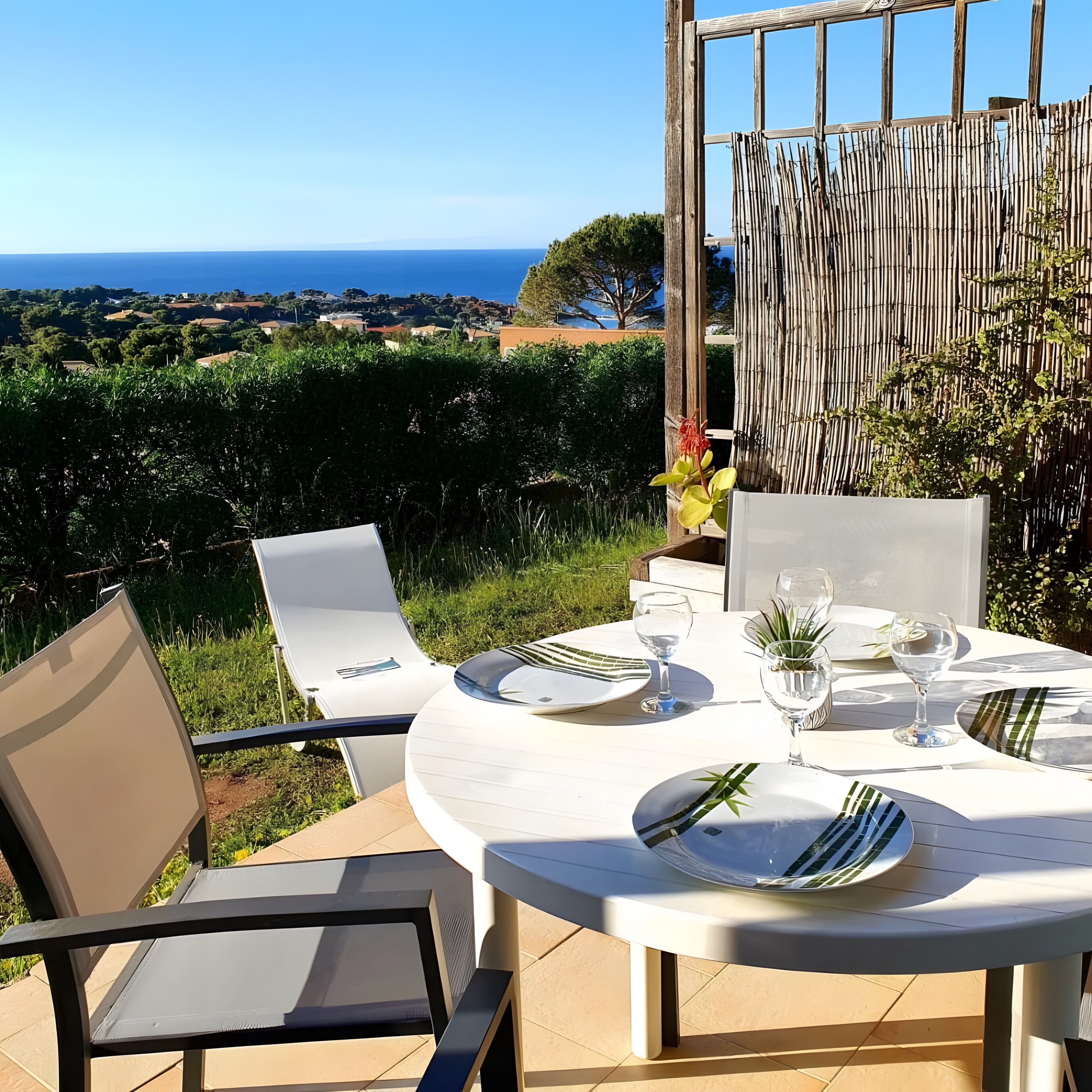 屋外ダイニングエリア