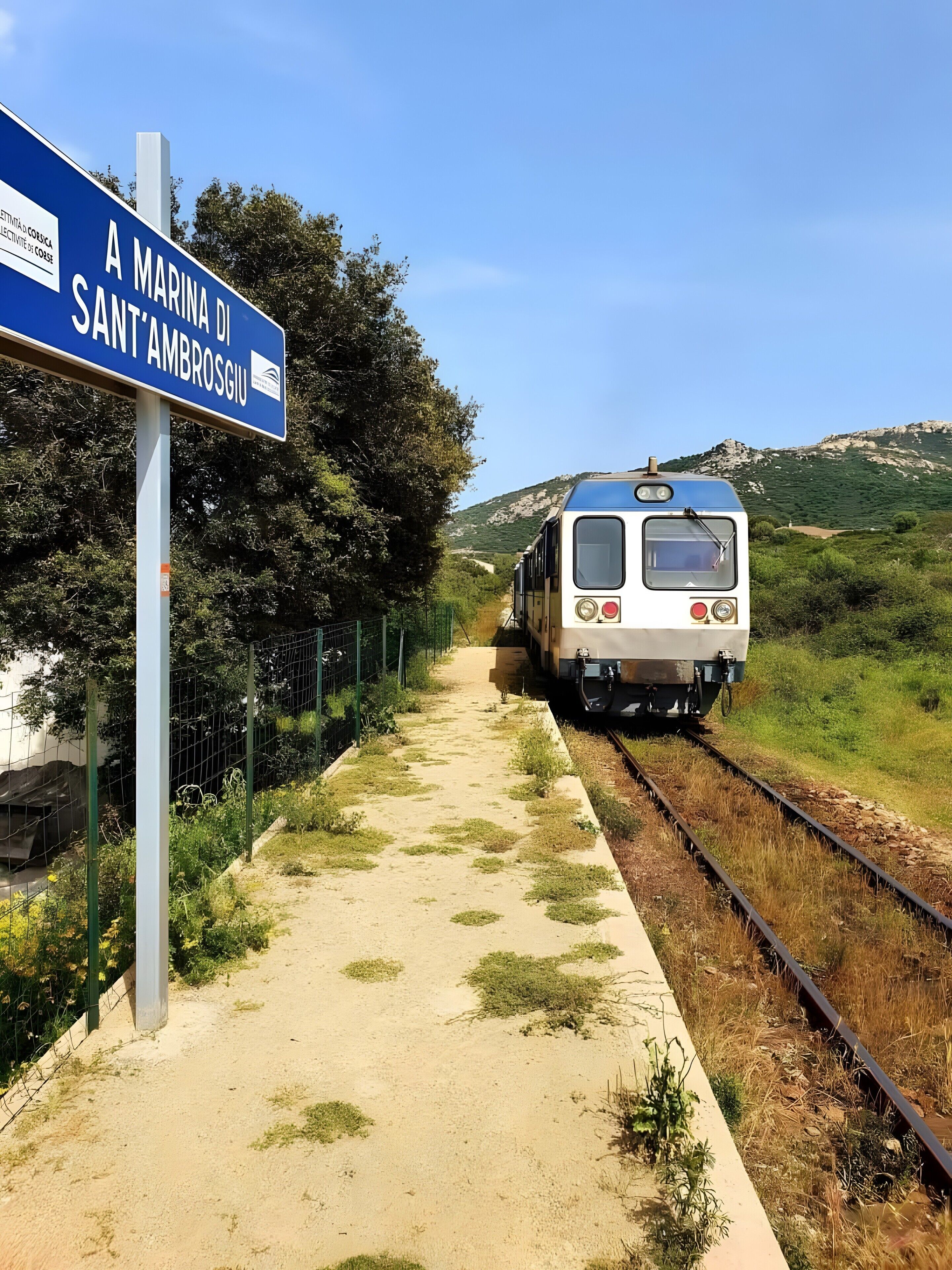 A train at a station with a sign reading 'A MARINA DI SANT'AMBROSGIU.'