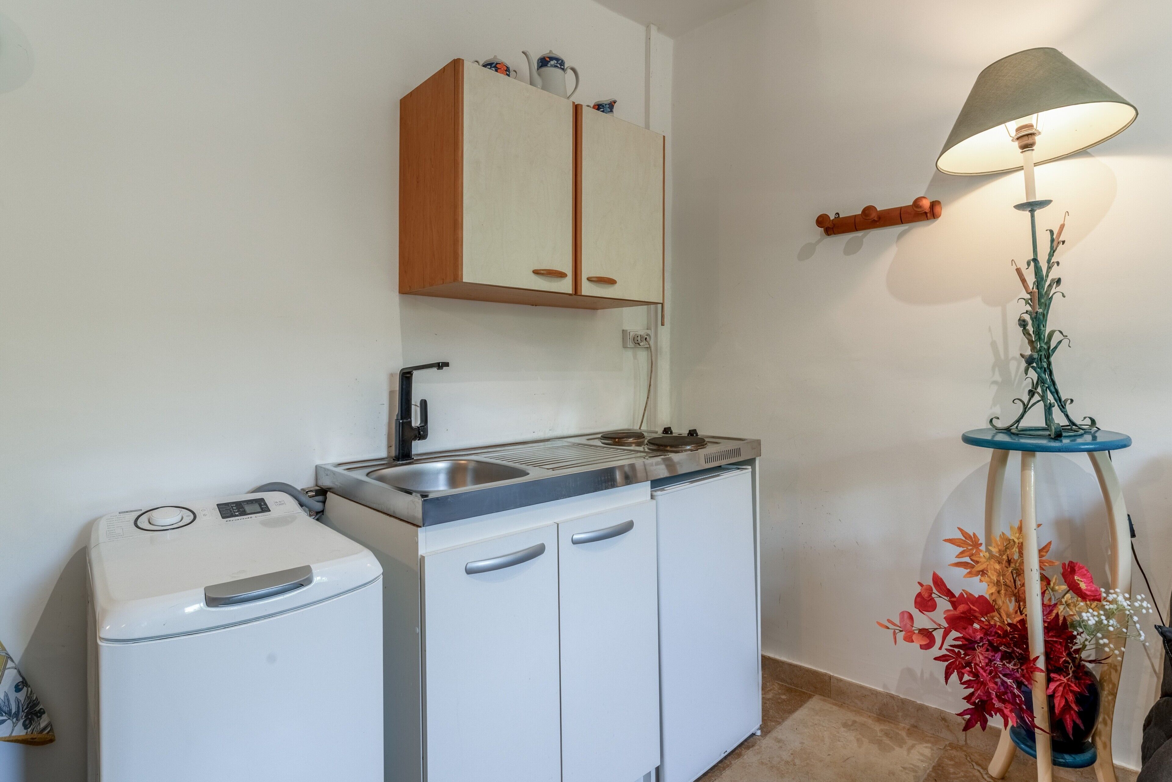 Réfrigérateur, micro-ondes, plaque de cuisson, cafetière/bouilloire
