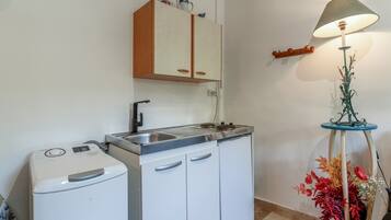Réfrigérateur, micro-ondes, plaque de cuisson, cafetière/bouilloire