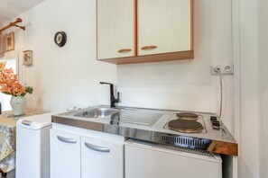 Fridge, microwave, stovetop, coffee/tea maker - Raymond's Studio Retreat in Verfeuil – Peaceful Stay Near Uzès & Barjac (Verfeuil)